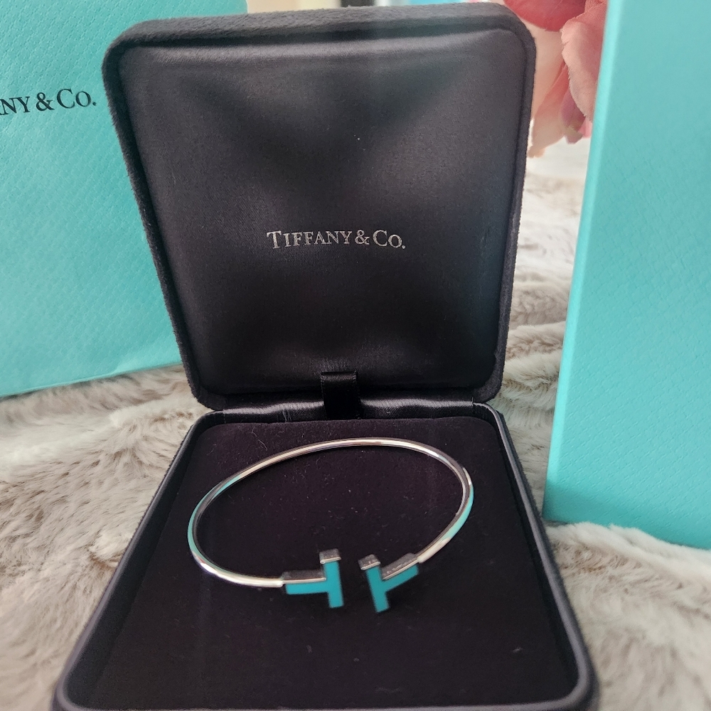 Tiffany & Co. Tiffany T, Turquoise Wire Bracelet in White Gold